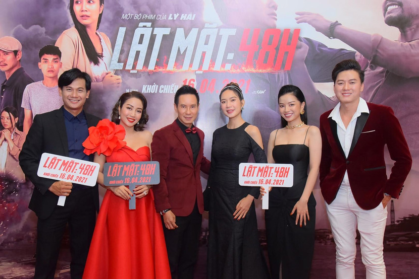 Đoàn làm phim “Lật mặt: 48h” trong buổi công chiếu tại Hà Nội ngày 16-4