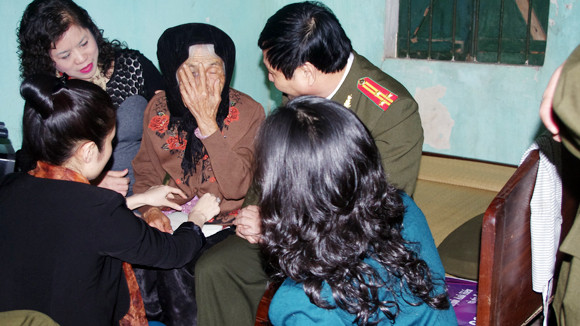 Ấm áp những tấm lòng vàng ảnh 1