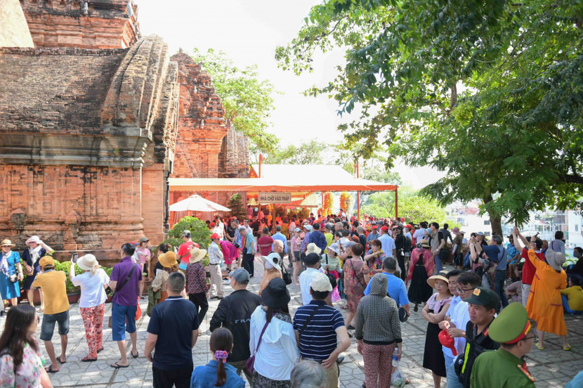 Lễ hội diễn ra đến ngày 12-5, dự kiến đón đông đảo các đoàn thực hành tín ngưỡng thờ Mẫu và người dân, du khách về dự lễ. Lễ hội diễn ra đến ngày 12-5, dự kiến đón đông đảo các đoàn thực hành tín ngưỡng thờ Mẫu và người dân, du khách về dự lễ.