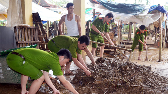 Quên mình giúp dân trong lũ dữ ảnh 8