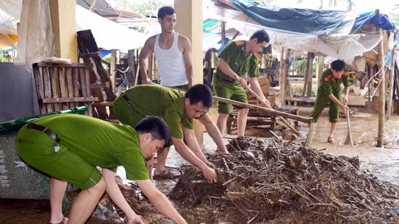 Quên mình giúp dân trong lũ dữ ảnh 8