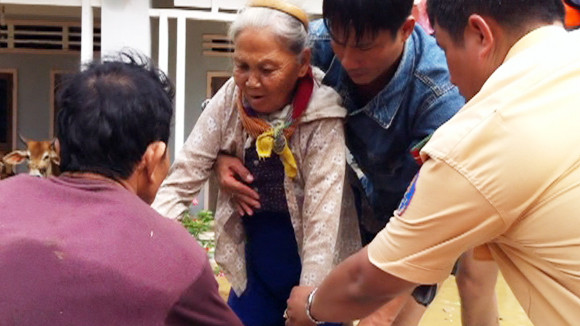 Quên mình giúp dân trong lũ dữ ảnh 3