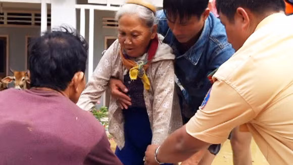 Quên mình giúp dân trong lũ dữ ảnh 3