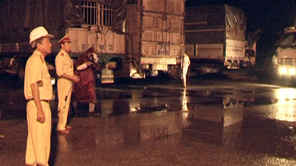 Quên mình giúp dân trong lũ dữ ảnh 5