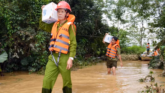 Quên mình giúp dân trong lũ dữ ảnh 6