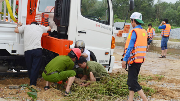 Quên mình giúp dân trong lũ dữ ảnh 4