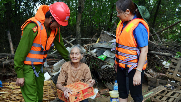 Quên mình giúp dân trong lũ dữ ảnh 7