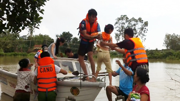 Quên mình giúp dân trong lũ dữ ảnh 1