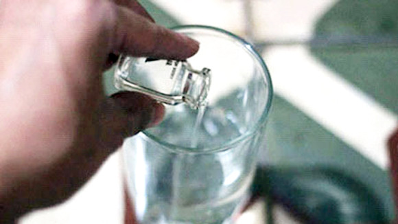 Dùng thuốc ngủ hạ gục nạn nhân, chiếm đoạt tài sản, phạm tội gì? ảnh 1