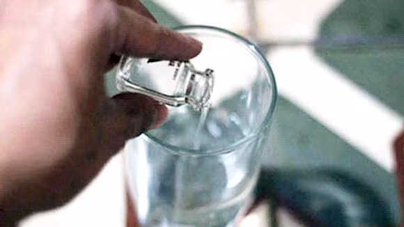 Dùng thuốc ngủ hạ gục nạn nhân, chiếm đoạt tài sản, phạm tội gì? ảnh 1