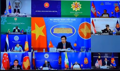 Phó Thủ tướng, Bộ trưởng Ngoại giao Phạm Bình Minh phát biểu trong cuộc họp không chính thức của ASEAN về tình hình Myanmar