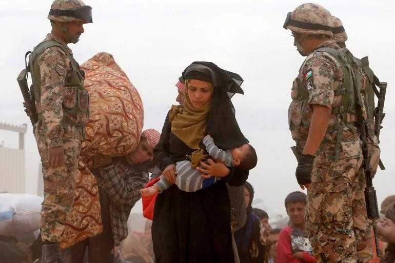 Một phụ nữ Syria bế con qua biên giới đến Jordan, nơi cùng với Thổ Nhĩ Kỳ, Lebanon, Iraq và Ai Cập tiếp nhận 5,6 triệu người tị nạn nước này Một phụ nữ Syria bế con qua biên giới đến Jordan, nơi cùng với Thổ Nhĩ Kỳ, Lebanon, Iraq và Ai Cập tiếp nhận 5,6 triệu người tị nạn nước này