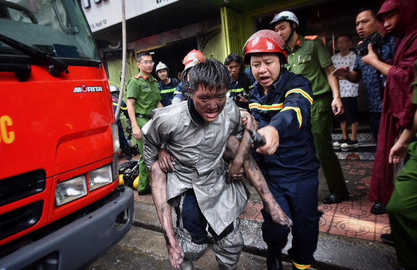 Hình ảnh chiến sĩ Cảnh sát PCCC&amp;CNCH Hà Nội cõng cháu bé thoát khỏi đám cháy ở phố Núi Trúc (Ba Đình, Hà Nội) để lại ấn tượng sâu sắc trong mỗi người dân