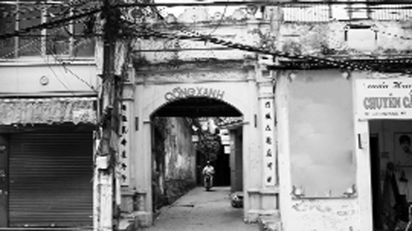 Cổng làng trong phố ảnh 1