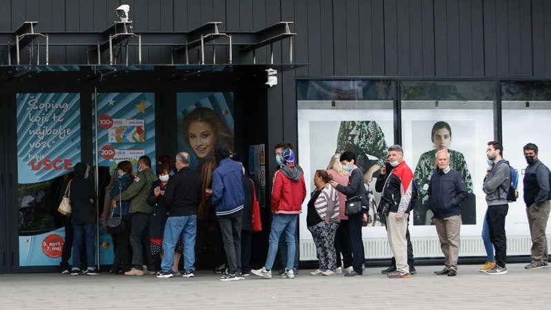 Người dân xếp hàng chờ tiêm vaccine để nhận được phiếu mua hàng ở trung tâm mua sắm Usce tại Thủ đô Belgrade, Serbia hôm 6-5-2021 Người dân xếp hàng chờ tiêm vaccine để nhận được phiếu mua hàng ở trung tâm mua sắm Usce tại Thủ đô Belgrade, Serbia hôm 6-5-2021
