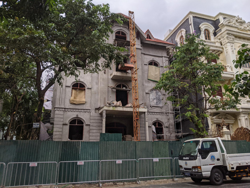 Công trình tại số 9 nhà B (Khu biệt thự 5,2 ha, phường Yên Hòa, quận Cầu Giấy, Hà Nội) bị đình chỉ do có hàng loạt vi phạm