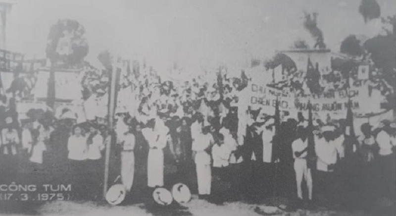 Nhân dân mít tinh chào mừng tỉnh Kon Tum hoàn toàn giải phóng. Nguồn: kontum.gov.vn Nhân dân mít tinh chào mừng tỉnh Kon Tum hoàn toàn giải phóng. Nguồn: kontum.gov.vn