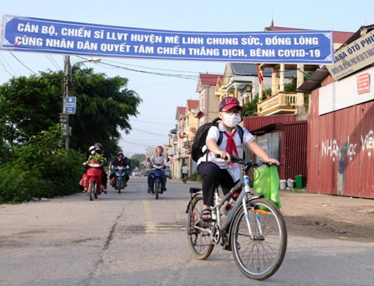 Bà Lưu Thị Phẩm luôn gương mẫu và đi đầu hưởng ứng phong trào “Toàn dân tham gia phòng, chống dịch Covid-19” trên địa bàn huyện Mê Linh, Hà Nội