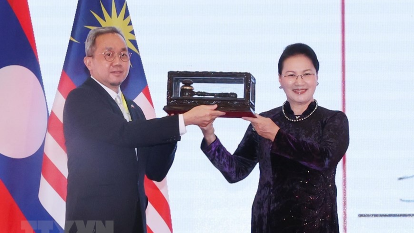 Chủ tịch Quốc hội Nguyễn Thị Kim Ngân trao búa chuyển giao chức Chủ tịch AIPA cho Brunei, nước chủ nhà của AIAP 42 tại Lễ bế mạc