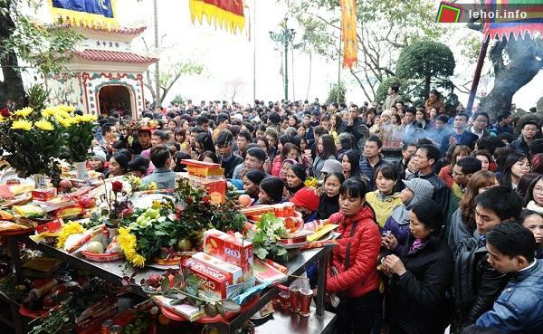 Hàng nghìn người dân tham gia hội Phủ Tây Hồ Hàng nghìn người dân tham gia hội Phủ Tây Hồ