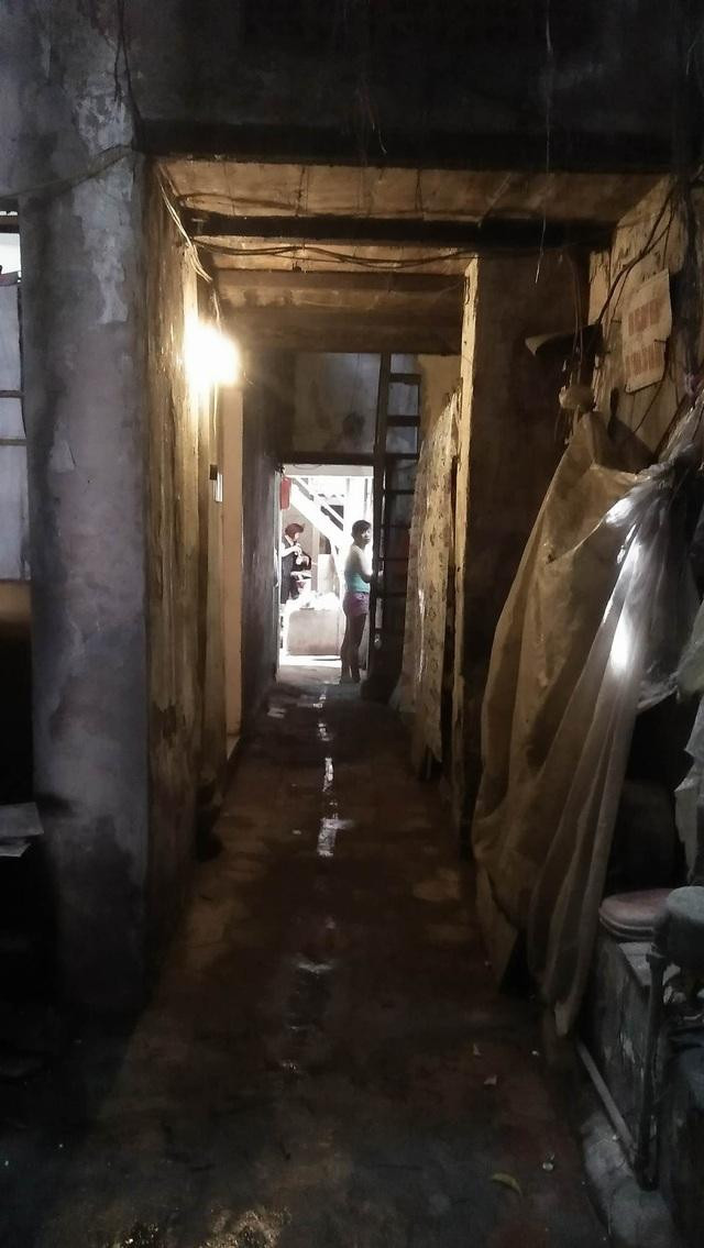 Lối đi chung chật hẹp, luôn phải thắp đèn dù giữa trưa