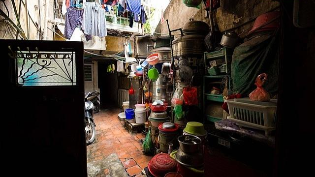 Bên trong khu tập thể Hàng Bông ở phố cổ Hà Nội là cảnh nhếch nhác, xuống cấp