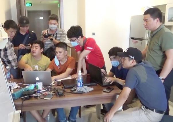 Các trinh sát và chỉ huy Đội 6 khám xét khẩn cấp nhà Nguyễn Ngọc Lương (áo vàng) Các trinh sát và chỉ huy Đội 6 khám xét khẩn cấp nhà Nguyễn Ngọc Lương (áo vàng)