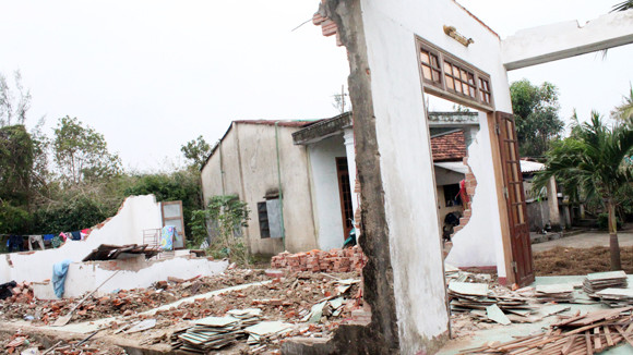 “Cùng miền Trung khắc phục hậu quả bão lũ” ảnh 1 “Cùng miền Trung khắc phục hậu quả bão lũ” ảnh 1