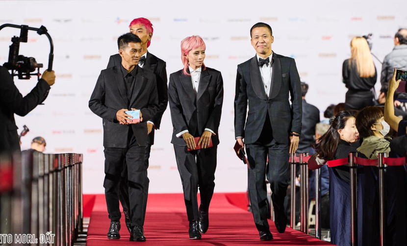 Đạo diễn Marcus Mạnh Cường Vũ và các diễn viên trên thảm đỏ LHP Busan 2022
