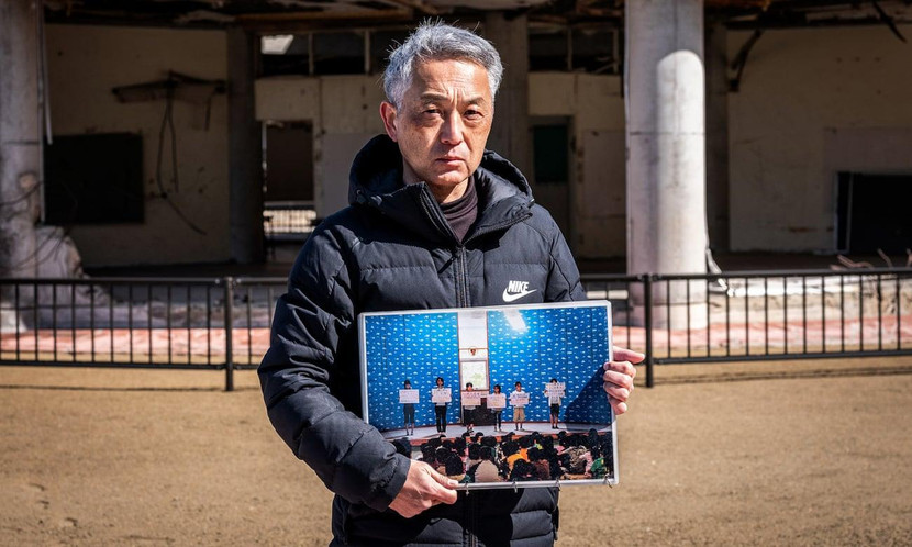 Ông Noriyuki Suzuki cùng tấm ảnh cô con gái đã mất trên nền cũ của trường Tiểu học Okawa đã bị sóng thần ập vào hôm 11-3-2011 Ông Noriyuki Suzuki cùng tấm ảnh cô con gái đã mất trên nền cũ của trường Tiểu học Okawa đã bị sóng thần ập vào hôm 11-3-2011