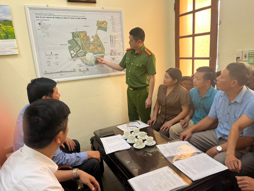 Chỉ huy Công an xã Khánh Hà huyện Thường Tín (Hà Nội) tham mưu, đề xuất phương án “an dân” trong quá trình giải phóng mặt bằng phục vụ thi công đường Vành đai 4 Chỉ huy Công an xã Khánh Hà huyện Thường Tín (Hà Nội) tham mưu, đề xuất phương án “an dân” trong quá trình giải phóng mặt bằng phục vụ thi công đường Vành đai 4