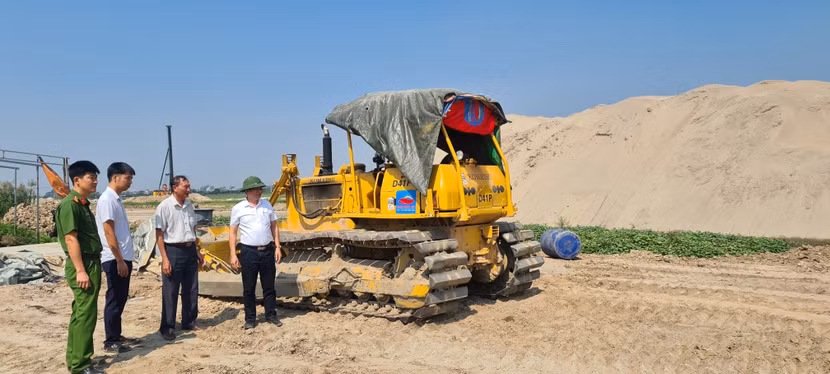 Chủ tịch UBND, Trưởng Công an xã Văn Bình, huyện Thường Tín (Hà Nội) và cán bộ của huyện, thôn trên công trường thi công đường Vành đai 4