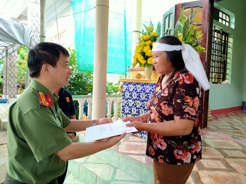 Thượng tá Nguyễn Thanh Bình thăm hỏi, trao quà tặng thân nhân Liệt sĩ Trương Văn Thắng, Đại úy Công an xã Hướng Việt (huyện Hướng Hóa, tỉnh Quảng Trị) dũng cảm hy sinh khi tham gia cứu người dân trong đợt lũ ngày 17-10 Thượng tá Nguyễn Thanh Bình thăm hỏi, trao quà tặng thân nhân Liệt sĩ Trương Văn Thắng, Đại úy Công an xã Hướng Việt (huyện Hướng Hóa, tỉnh Quảng Trị) dũng cảm hy sinh khi tham gia cứu người dân trong đợt lũ ngày 17-10