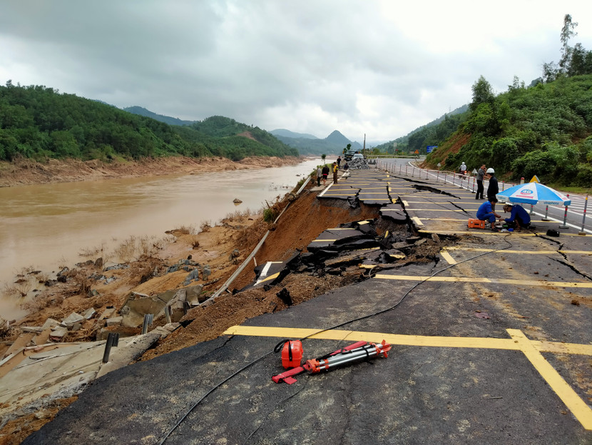 Đường vào huyện biên giới Đakrông (tỉnh Quảng Trị) bị sạt lở nghiêm trọng Đường vào huyện biên giới Đakrông (tỉnh Quảng Trị) bị sạt lở nghiêm trọng