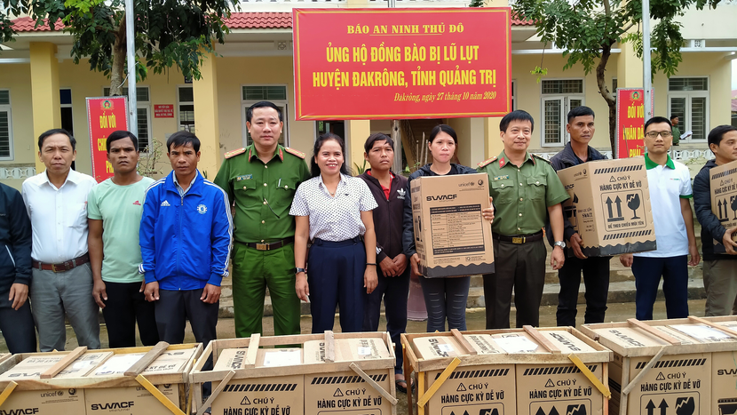 Đại diện Công ty Tài chính TNHH MTV Ngân hàng Việt Nam Thịnh vượng (FE Credit) đã đi cùng đoàn công tác, chia sẻ khó khăn với đồng bào miền Trung ruột thịt. Người dân huyện Đakrông rất vui mừng, khi nhận được món quà trợ giúp kịp thời, phù hợp, để họ vượt qua hoàn cảnh khó khăn. Đại diện Công ty Tài chính TNHH MTV Ngân hàng Việt Nam Thịnh vượng (FE Credit) đã đi cùng đoàn công tác, chia sẻ khó khăn với đồng bào miền Trung ruột thịt. Người dân huyện Đakrông rất vui mừng, khi nhận được món quà trợ giúp kịp thời, phù hợp, để họ vượt qua hoàn cảnh khó khăn.