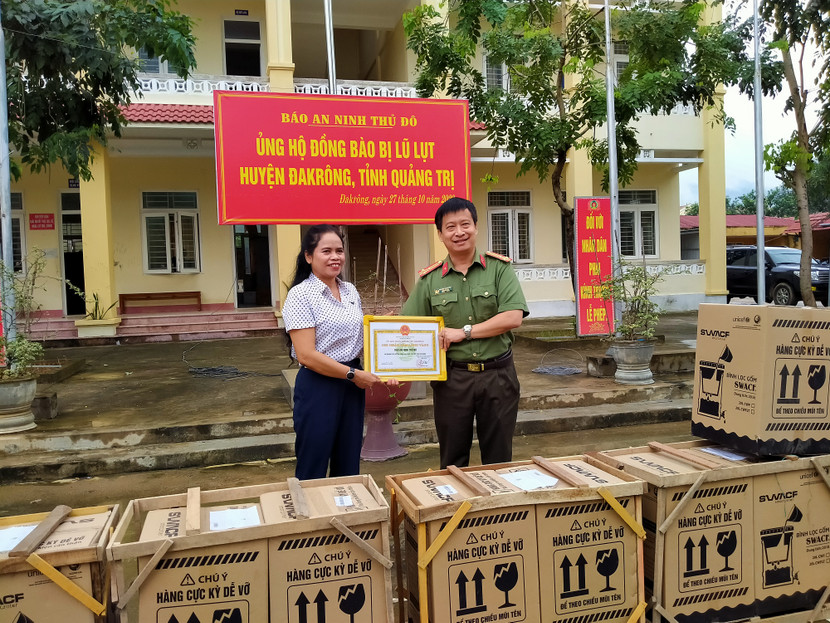 Phó Chủ tịch UBND huyện Đakrông Hồ Thị Kim Cúc trao cho Tổng Biên tập Báo An ninh Thủ đô Nguyễn Thanh Bình giấy ghi nhận tấm lòng vàng khi Báo An ninh Thủ đô chung tay hỗ trợ đồng bào vùng lũ gặp khó khăn Phó Chủ tịch UBND huyện Đakrông Hồ Thị Kim Cúc trao cho Tổng Biên tập Báo An ninh Thủ đô Nguyễn Thanh Bình giấy ghi nhận tấm lòng vàng khi Báo An ninh Thủ đô chung tay hỗ trợ đồng bào vùng lũ gặp khó khăn