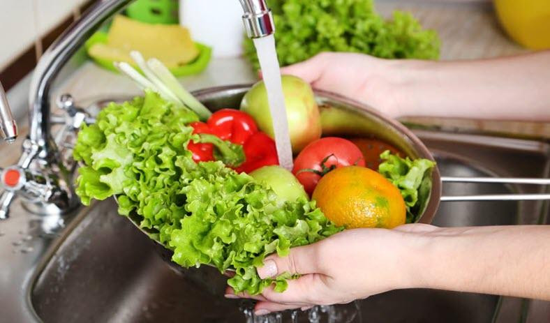 Nên ngâm rửa rau quả nhiều lần dưới vòi nước chảy rồi mới chế biến Nên ngâm rửa rau quả nhiều lần dưới vòi nước chảy rồi mới chế biến