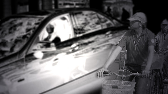 Sinh viên lái xe tiền tỉ đến trường ảnh 1