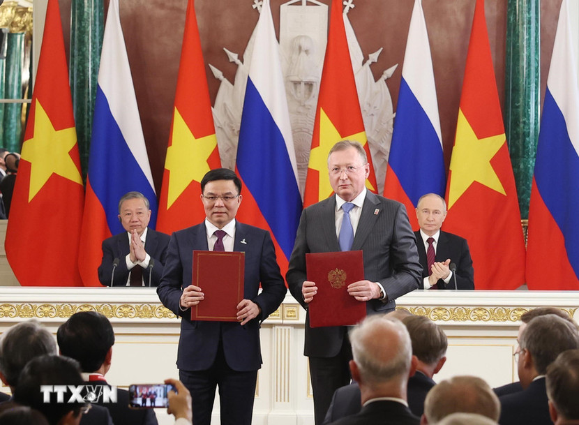 Tổng Bí thư Tô Lâm và Tổng thống Liên bang Nga Vladimir Putin chứng kiến trao Hợp đồng mua bán khí thiên nhiên từ lô 12/11 giữa Tập đoàn Công nghiệp - Năng lượng Việt Nam và Công ty cổ phần Zarubezhneft và Tổng Công ty Khí Việt Nam. (Ảnh: TTXVN)
