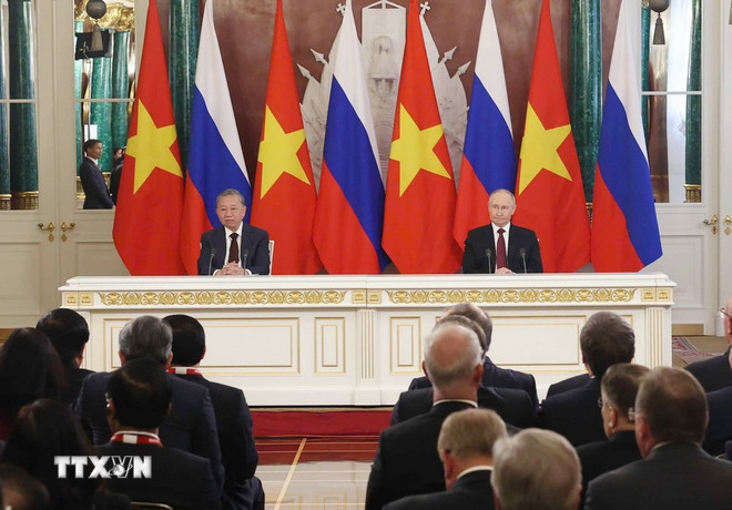 Tổng Bí thư Tô Lâm và Tổng thống Liên bang Nga Vladimir Putin phát biểu với báo chí. (Ảnh: TTXVN)