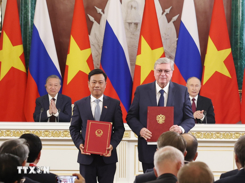 Tổng Bí thư Tô Lâm và Tổng thống Vladimir Putin chứng kiến trao Bản ghi nhớ giữa Đại học Quốc gia Hà Nội và Đại học Quốc gia Quan hệ quốc tế Moskva (MGIMO). (Ảnh: TTXVN)