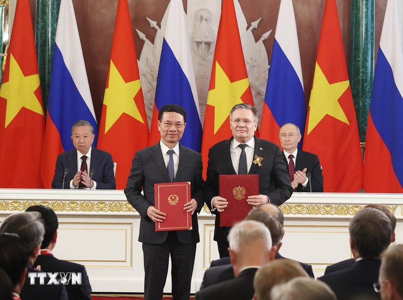 Tổng Bí thư Tô Lâm và Tổng thống Liên bang Nga Vladimir Putin chứng kiến trao Văn kiện Lộ trình tổng thể về hợp tác năng lượng nguyên tử cho mục đích hoà bình giai đoạn 2025-2030 giữa Bộ Khoa học và Công nghệ và Tập đoàn ROSATOM. (Ảnh: TTXVN)