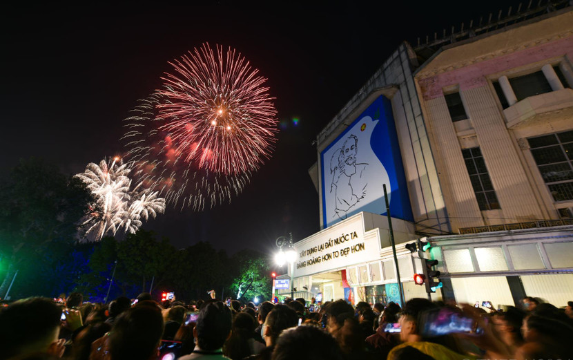 Người dân Hà Nội đổ xô về khu vực Hồ Gươm xem bắn pháo hoa trong đêm giao thừa