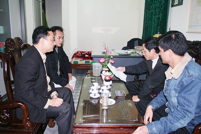 Đại tá Nguyễn Văn Sơn - nguyên Trưởng phòng Tổ chức cán bộ CATP Hà Nội (thời điểm ấy là Phó trưởng CAQ Cầu Giấy) và Thiếu tướng Nguyễn Thanh Tùng - Phó Giám đốc CATP (khi đó là Đội trưởng Đội Cảnh sát hình sự CAQ Cầu Giấy, người ngồi bên trái) bàn kế hoạch truy bắt hung thủ với CAH Kim Động, tỉnh Hưng Yên Đại tá Nguyễn Văn Sơn - nguyên Trưởng phòng Tổ chức cán bộ CATP Hà Nội (thời điểm ấy là Phó trưởng CAQ Cầu Giấy) và Thiếu tướng Nguyễn Thanh Tùng - Phó Giám đốc CATP (khi đó là Đội trưởng Đội Cảnh sát hình sự CAQ Cầu Giấy, người ngồi bên trái) bàn kế hoạch truy bắt hung thủ với CAH Kim Động, tỉnh Hưng Yên