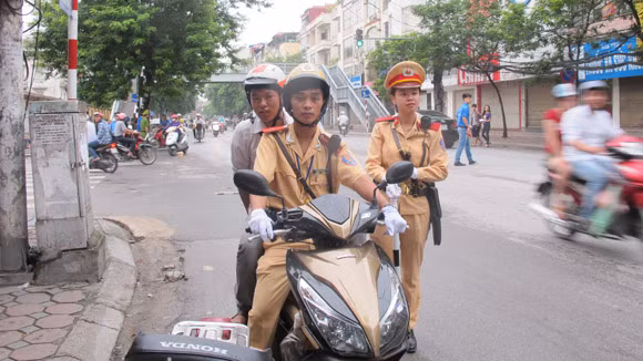 Hơn 50 trường hợp thí sinh được CSGT giúp đỡ ảnh 1