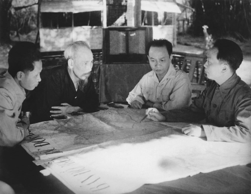 Chủ tịch Hồ Chí Minh và các đồng chí trong Ban Thường vụ Trung ương Đảng họp quyết định mở Chiến cuộc Đông Xuân 1953-1954 và Chiến dịch Điện Biên Phủ (tại xã Phú Đình, huyện Định Hóa, tỉnh Thái Nguyên cuối năm 1953). Ảnh tư liệu