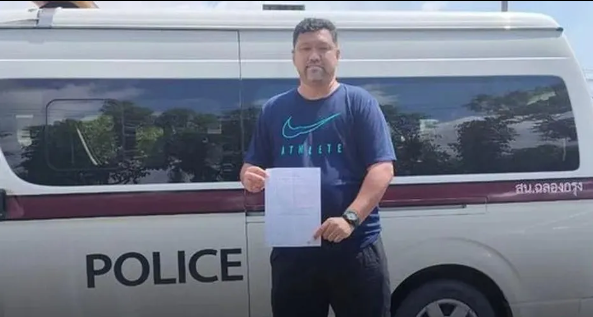 HLV Worrawoot Srimaka cùng đơn kiện tại trụ sở cảnh sát (Ảnh: Siam Sport)