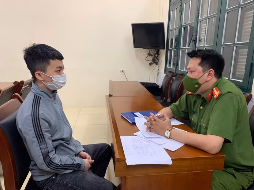 Ghi lời khai đối tượng Đỗ Văn Phúc