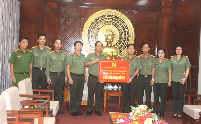 Thiếu tướng Đoàn Ngọc Hùng trao tặng số tiền 600 triệu đồng ủng hộ đồng bào và CBCS Công an tỉnh Quảng Trị