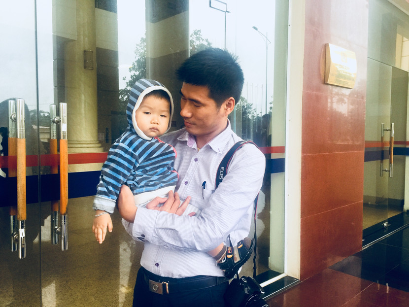 Sự hy sinh của Đại úy Trương Văn Thắng để lại người thân và con thơ dại khiến tất cả mọi người đều vô cùng thương tiếc, cảm phục. (PV Báo ANTĐ bế và động viên con trai của Đại úy Trương Văn Thắng)